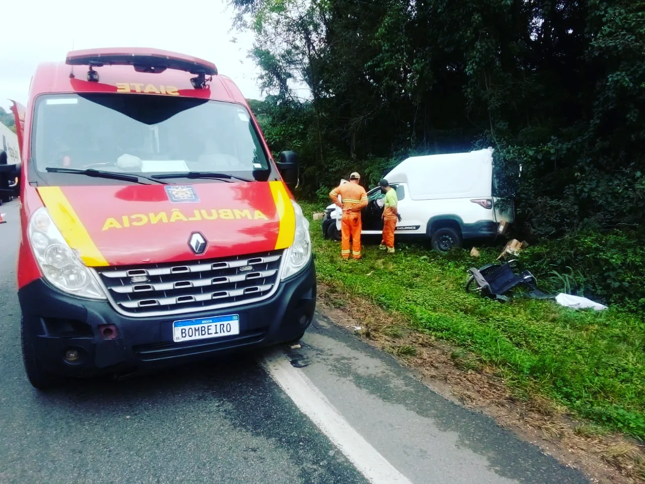Bombeiros socorrem motorista de veículo que colidiu em traseira de caminhão no Km 124