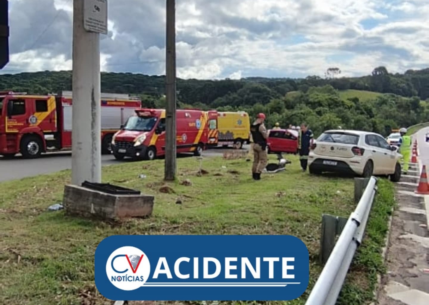 Colisão envolvendo dois automóveis no Trevo da Morte no bairro Botiatuva deixa três feridos